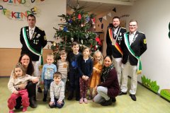 2023_12_08 Übergabe Weihnachtsbäume an die Boker Kindergärten