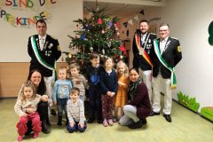 2023_12_08 Übergabe Weihnachtsbäume an die Boker Kindergärten