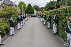 2026_06_13 Spalier stehen beim Abholen des Delbrücker Königs (1)