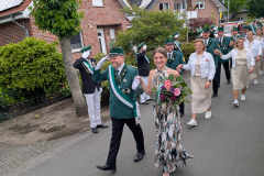 2026_06_13 Spalier stehen beim Abholen des Delbrücker Königs (1)