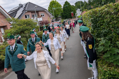 2026_06_13 Spalier stehen beim Abholen des Delbrücker Königs (1)