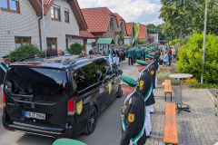 2026_06_13 Spalier stehen beim Abholen des Delbrücker Königs (1)