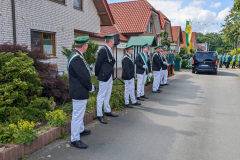 2026_06_13 Spalier stehen beim Abholen des Delbrücker Königs (1)